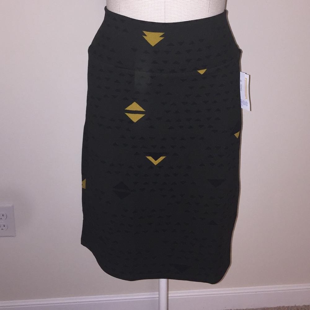 NWT Lularoe Cassie hunter green with triangles